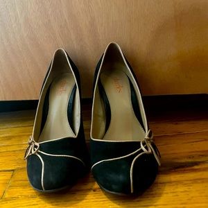 Black suede and leather bow trim Charles David retro pumps